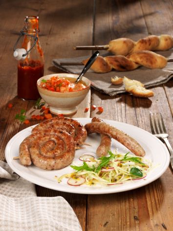 grillwurst-poulet-salat-teller-ketchup-grillbrot