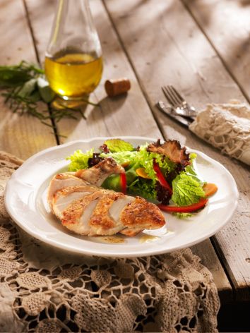 poulet-filet-salat-oelflasche-besteck